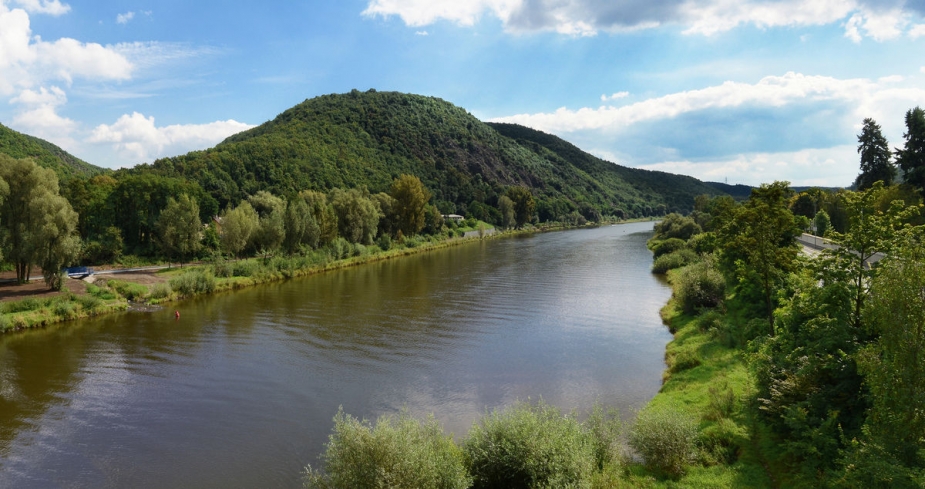 Pohled na hradiště z druhého břehu Vltavy.