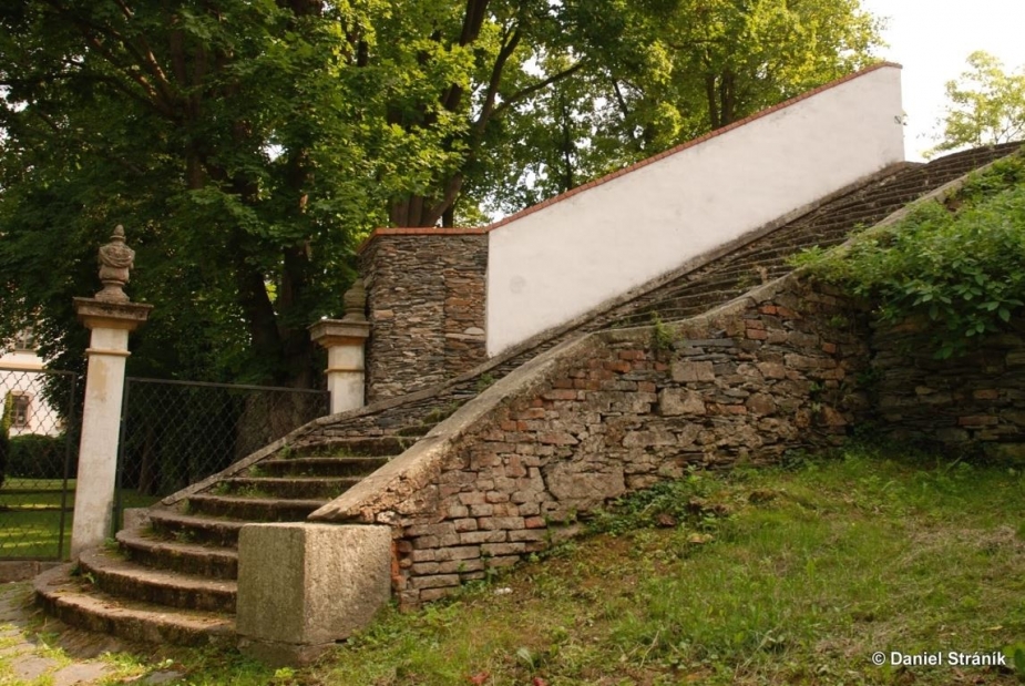 Jednoramenné schodiště před průčelím kostela Panny Marie Sedmibolestné. Autor: D. Stráník.
