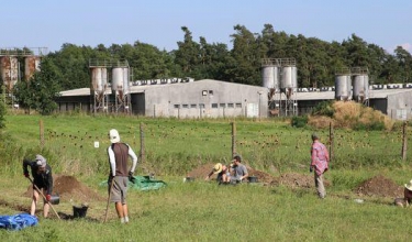 Nacistické lágry optikou archeologie představí výstava v Panenských Břežanech