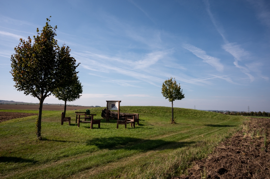 Patrné relikty opevnění z doby bronzové. Foto: J. Novák.