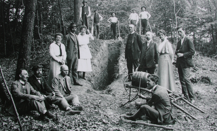 Dobový snímek z vykopávek mohylníku (zdroj archiv Muzea J. A. Komenského v Uherském Brodě).