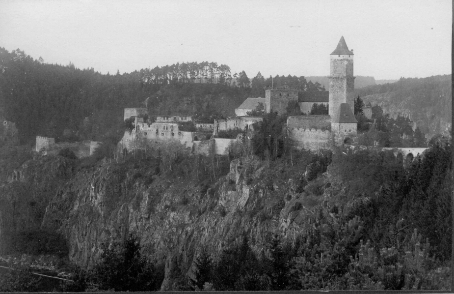 Historická fotografie lokality z doby před vybudováním Orlické přehrady.