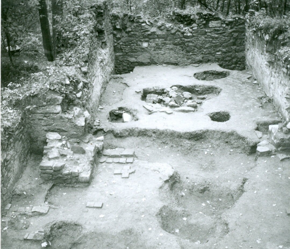 Pohled do presbytáře při výzkumu v roce 1990