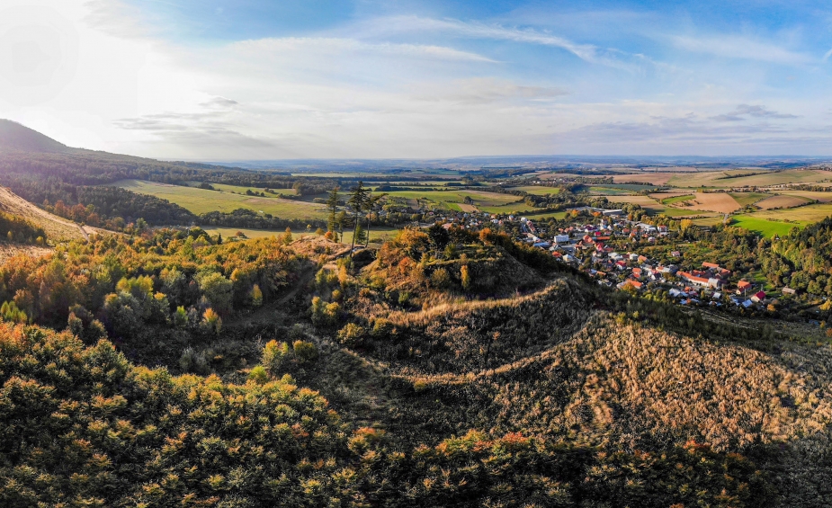 Nový Šaumburk – celkový pohled na hradní areál a okolní krajinu. Foto: T. Třetina