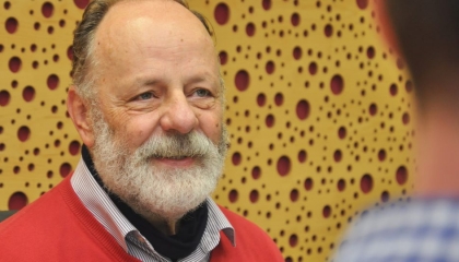 zemřel Petr Charvát